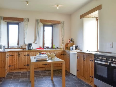 Well-equipped fitted kitchen | Foxcote at Newcourt Farm - Foxcote and Glen Cottages at Newcourt Farm, Marstow, near Ross-on-Wye