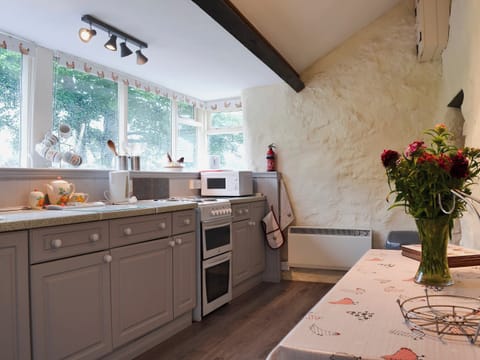 Kitchen with breakfast area | Hendy, Waunfawr, near Caernarfon