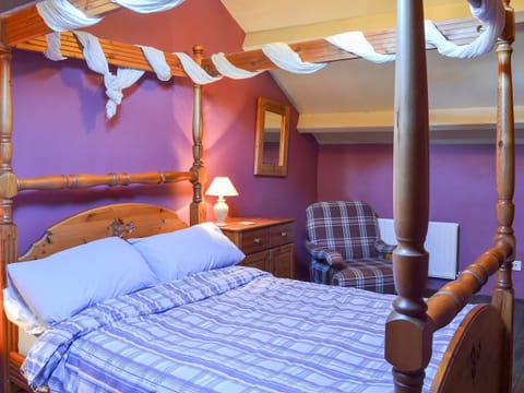 Romantic four poster bedroom | Birkerthwaite Barn - Birkerthwaite Cottages, Eskdale
