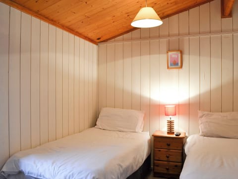 Attractive twin bedded room with en-suite | Cedar Lodge, Charlcot, near Masham