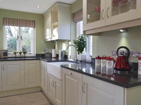 Well-equipped fitted kitchen | Fountain Hill, Eglwyswrw, near Cardigan