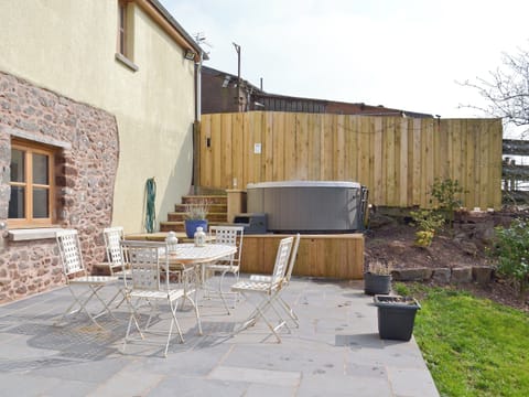 Sitting-out-area | The Granary, Tiverton