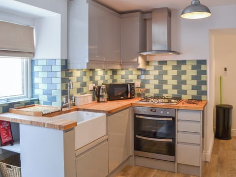 Compact yet well equipped kitchen | Rosetta ApartmentsOcean Mist, Newquay