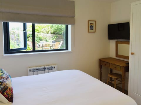 Comfy bedroom with kingsize bed | Bosun’s, Port Isaac, near Wadebridge