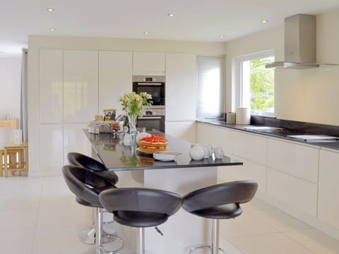 Spacious modern kitchen | Honey Pippin - Horselake Farm Cottages, Cheriton Bishop