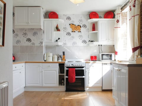 Well-equipped fitted kitchen | Dairy Cottage, Barnstaple