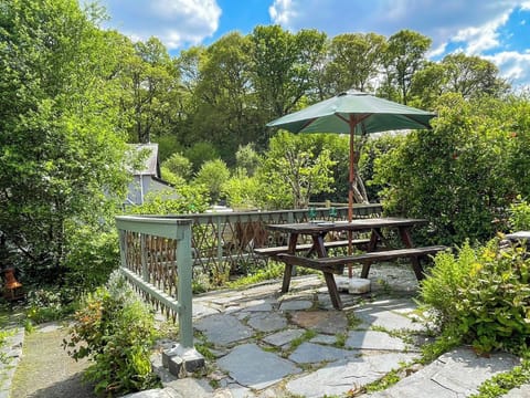 Sitting-out-area | Meredith Cottage, Dolwyddelan, near Betws-y-Coed