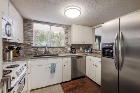 Modern- vintage kitchen fully equipped for cooking.