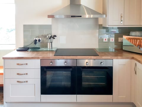 Kitchen | Hen Ysgol, Llanfaethlu, Anglesey
