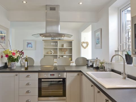 Well-equipped fitted kitchen with breakfast bar | Craster View, Craster near Alnwick
