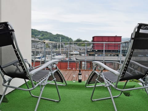Balcony with garden furniture | Harbour View, Porthmadog