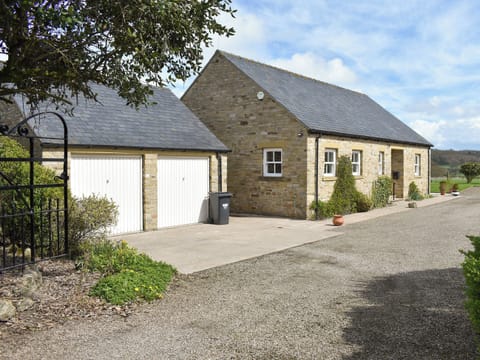 Entrance to grounds with parking for up to 4 cars | Paddock House, Middleham, near Leyburn