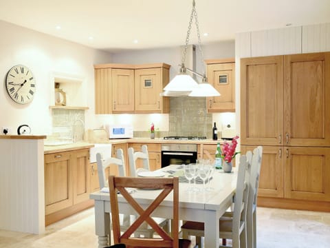 Well-equipped kitchen and dining area | Ardbhan Croft, Oban, near Argyll