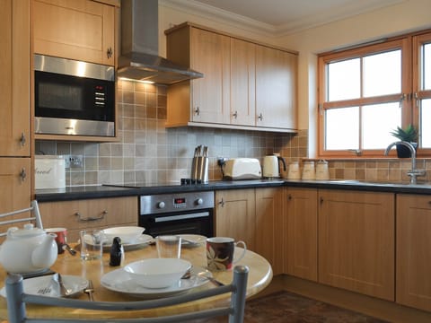 Kitchen with dining area | Beith, Hungladder, near Uig