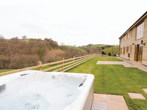 Cwm Corn Barn hot tub | Cwm Corn Barn, Dolfor, Nr. Newtown