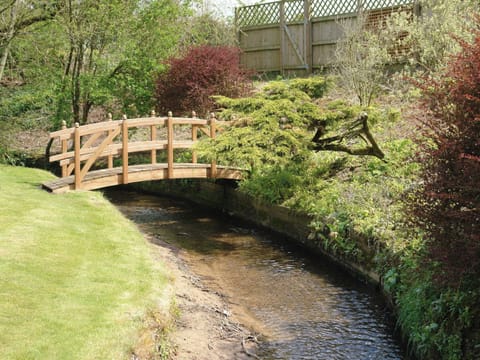 Attractive stream runs through the bottom of the garden | Greenlands Farmhouse, Barmby Moor, York
