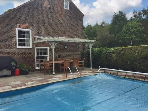 Outdoor solar panel heated swimming pool with BBQ and sitting out areas | Greenlands Farmhouse, Barmby Moor, York