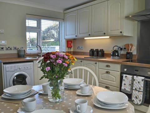 Tastefully modernised kitchen/dining room | Bwthyn Tyddyn Sachau, Y Ffôr, near Pwllheli