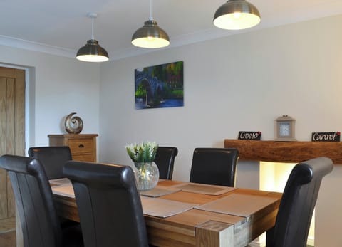 Welcoming dining area | Bwthyn Tyddyn Sachau, Y Ffôr, near Pwllheli