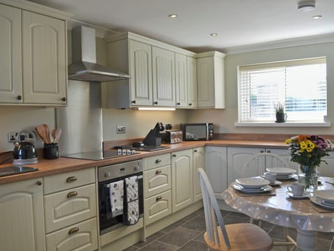 Tastefully modernised kitchen/dining room | Bwthyn Tyddyn Sachau, Y Ffôr, near Pwllheli
