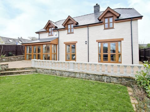 Charming detached holiday home with a large garden and patio | Magnolia Cottage, Aberaeron