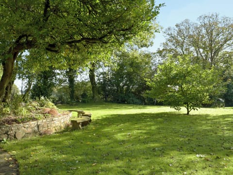 Spacious lawned garden area | Alice’s Cottage, near Kilgetty