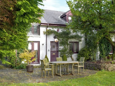 Patio with outside dining area | Alice’s Cottage, near Kilgetty