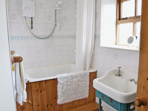 Bathroom | Cruck End, Crackenthorpe, Appleby