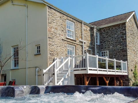Wonderful relaxing hot tub | Awelfa, Aberaeron