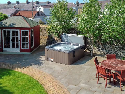 Hot tub in the garden | Awelfa, Aberaeron
