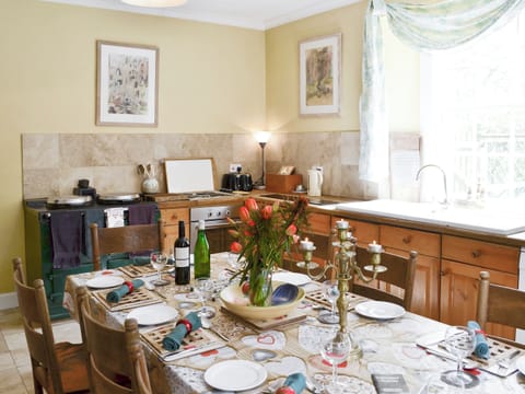 Well-equipped kitchen with dining area | Lochside Garden House - Lochside, Town Yetholm, near Kelso