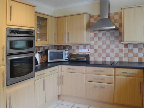 Lovely fitted kitchen | Rhandir-Mwyn, Pontllyfni, near Caernarfon