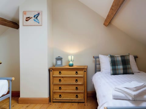 Twin bedroom | Yr Hen Feudy - Bronallt Barns, Llanynghenedl, near Holyhead