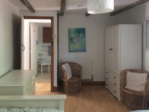 Twin bedroom | Oak Tree Cottage - Grove Cottages, Instow, near Barnstaple