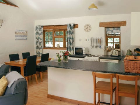 Light and airy open plan living room, dining room and kitchen | Oak Tree Cottage - Grove Cottages, Instow, near Barnstaple