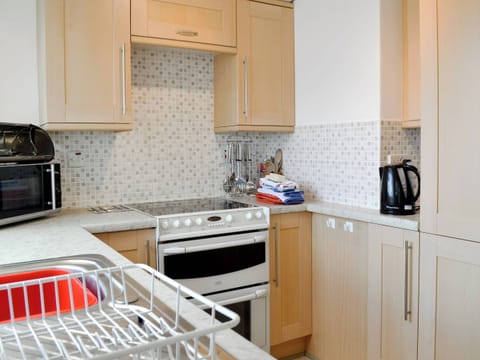 Well equipped kitchen | Craigneish Bungalow, Trearddur Bay, near Holyhead