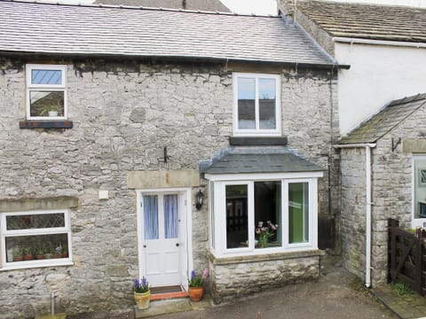 Stone-built, traditional terraced cottage | Nutmeg Cottage, Tideswell, near Buxton