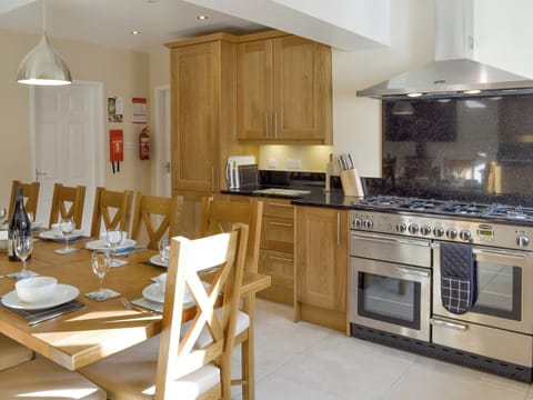 Well-equipped kitchen/diner | Wyedale, Bakewell