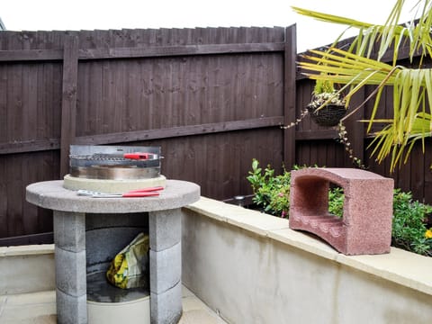 Outdoor dining area with BBQ | Ty Cerrig, Cwmgors, near Ammanford