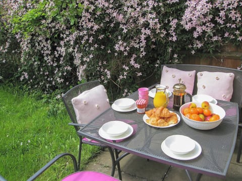 Enjoy an alfresco breakfast in the garden | The House on the Green, Chipping Norton