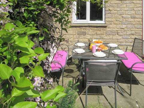 Delightful paved area with table and chairs | The House on the Green, Chipping Norton