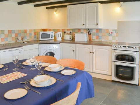 Spacious farmhouse style kitchen diner | Culvada - Trebarwith Farm Cottages, Trebarwith, Delabole