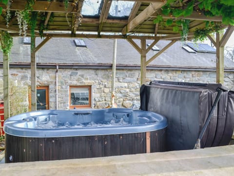 Luxurious hot tub | Kris Kin - Ymwlch Barns, Ymwlch, near Porthmadog