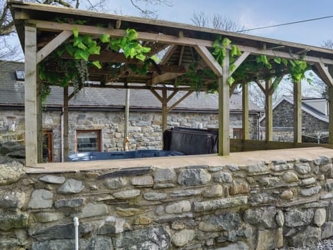 Charming hot tub | Kris Kin - Ymwlch Barns, Ymwlch, near Porthmadog