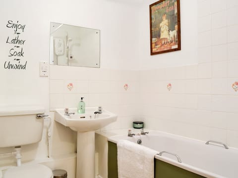Bathroom | 10 Elm Court - Greta Grove Apartments, Keswick