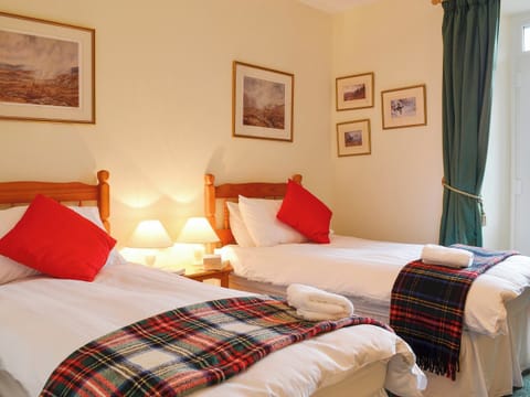 Twin bedroom | Inverchroskie Cottage - Inverchroskie, Enochdhu, near Pitlochry
