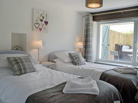 Cosy twin bedroom | Bwthyn Bwlford, Johnston, near Broad Haven