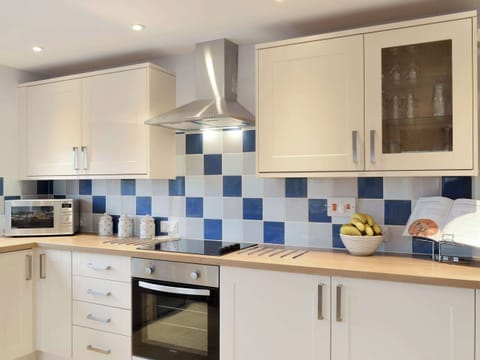 Well-equipped fitted kitchen | Montrose, New Quay