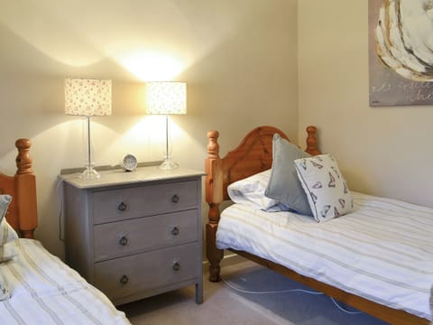Good-sized twin bedroom | Foulden Hill Farm Cottage, Foulden