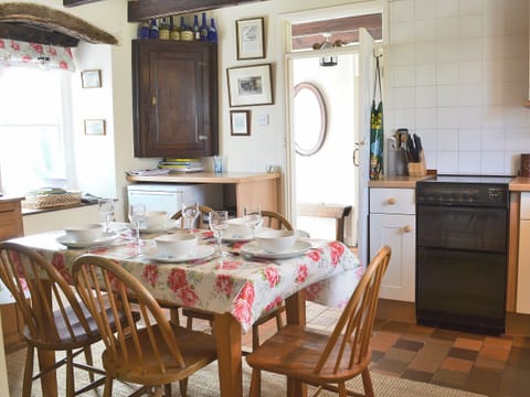 Kitchen/diner | Trem-Y-Don Cottage, Trefin, nr. St. David’s